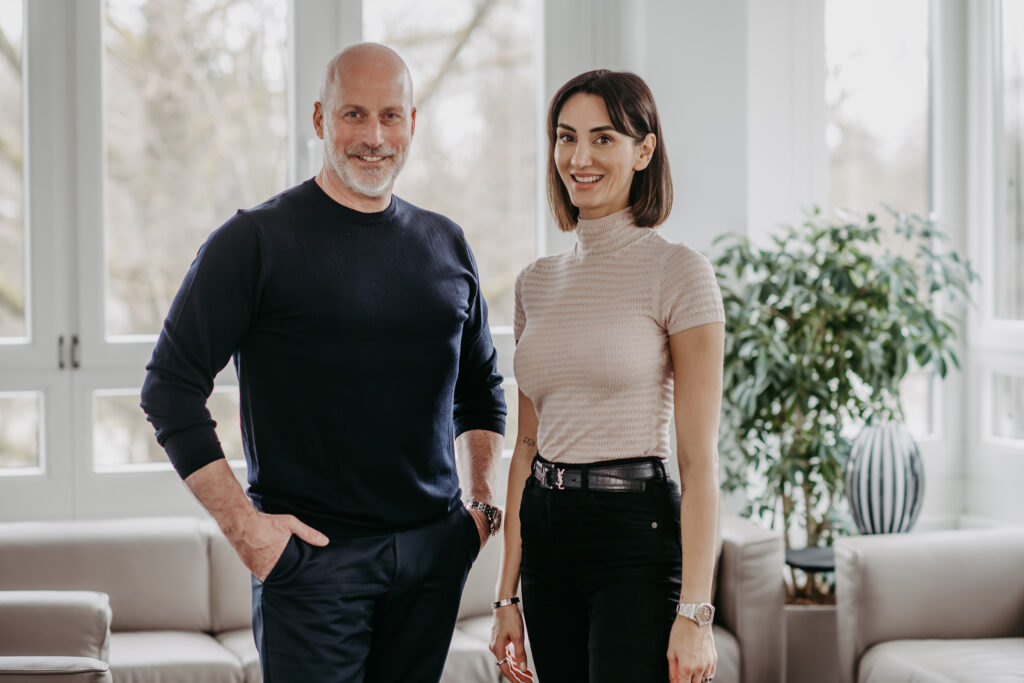 Das Bild zeigt Pervin Persenkli und Dr. Matthias Hallweger stehend mit Blick in die Kamera
