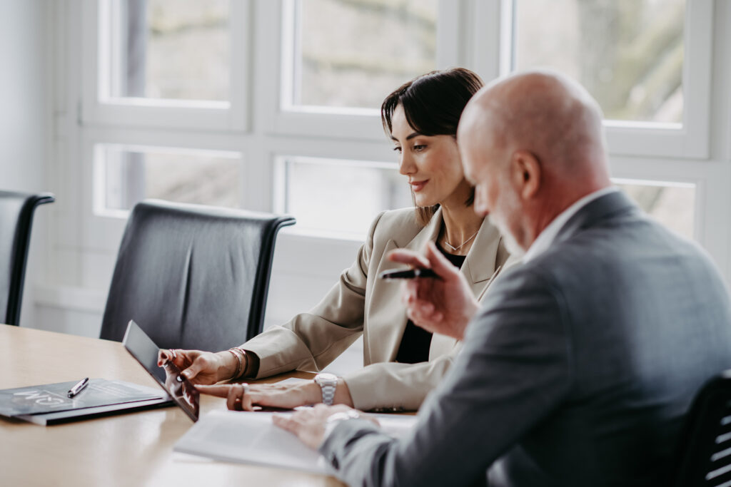 Das Bild zeigt Pervin Persenkli und Dr. Matthias Hallweger an einem Tisch mit Blick auf ein Tablet