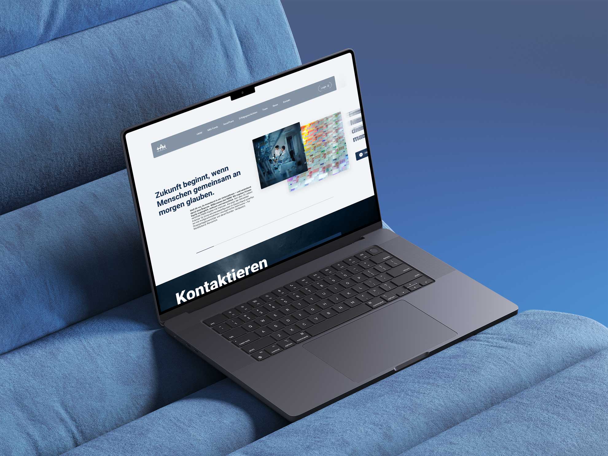 Das Bild zeigt einen aufgeklappten Laptop auf einem Sessel